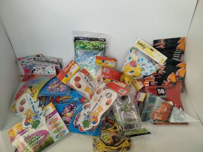 une boîte remplie de jouets posée sur une table