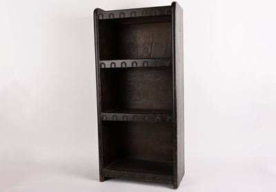 une photo d'une bibliothèque en bois à quatre étagères