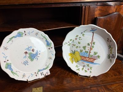 deux assiettes posées sur un piano