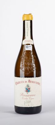une bouteille de vin posée sur une table
