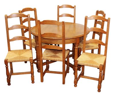 Ensemble en chêne mouluré comprenant TABLE ronde à piétement…