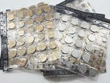 beaucoup de pièces dans un sac sur la table