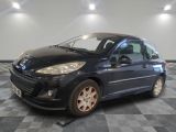 la photo d'une petite voiture noire garée dans un garage