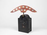 une image représentant une sculpture en bois d'un oiseau posé sur une horloge