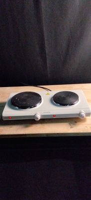 une plaque de cuisson blanche posée sur une table en bois
