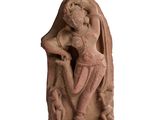 l'image d'une statue représentant une femme tenant un bébé dans ses bras