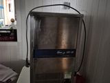 une petite machine à glaces posée sur une table dans une pièce