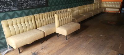 Dix banquettes de bar en skaï beige, d’environ un mètre de l…