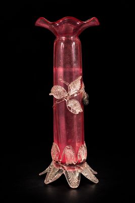 un vase en verre rouge orné d'un motif de papillon