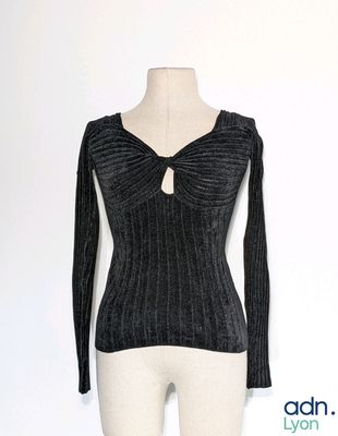 un pull noir sur un mannequin posé sur un pied de mannequin
