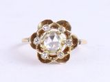 gros plan d'une bague en diamant sur une surface blanche