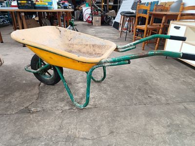 une brouette qui se trouve dans un garage