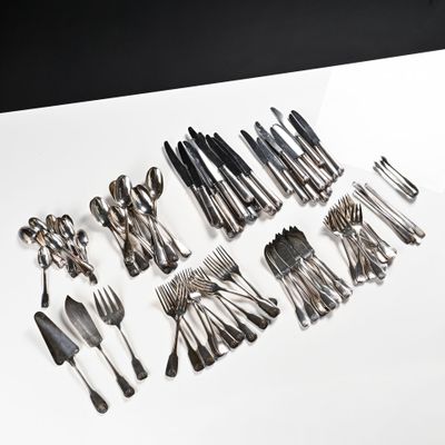 plusieurs fourchettes et cuillères disposées sur une table