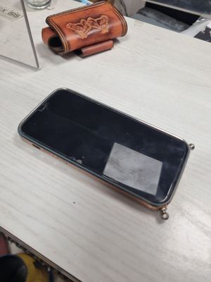 un téléphone portable posé sur une table