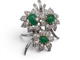 une bague en forme de fleur sertie d'émeraudes et de diamants