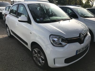 une voiture blanche garée dans un parking