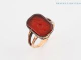 l'image d'une bague contenant une pierre rouge