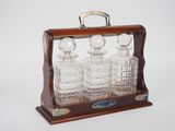 une carafe en verre à l'ancienne avec un coffret en bois