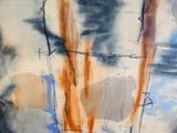 peinture abstraite représentant des arbres orange et bleus sur fond de ciel nuageux