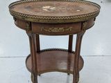 une table ancienne avec un plateau en bois et une étagère au-dessus
