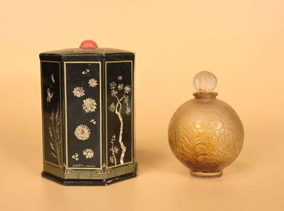 une image représentant un petit vase noir et doré à côté d'un autre petit vase noir et doré