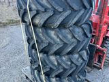 un gros plan d'un pneu de tracteur posé sur une palette devant un bâtiment