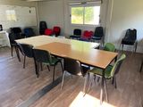 une pièce avec une table et des chaises