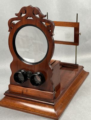 une horloge en bois surmontée d'une loupe