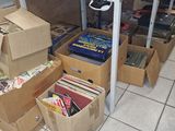 de nombreuses caisses de livres posées par terre dans une pièce