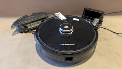 un robot noir posé sur une table