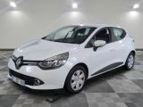 la voiture blanche est garée sur un carrelage à carreaux