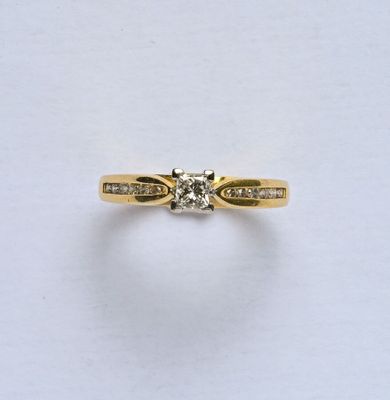 Bague en or 18K (750/oo) de 2 tons centrée d'un diamant tail…