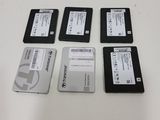 Plusieurs disques durs sont alignés sur une surface blanche
