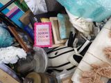 un tas d'objets posés sur une table