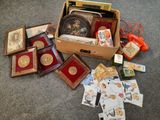 une boîte remplie d'objets posée par terre