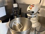 un batteur et un mixeur posés sur un plan de travail de cuisine