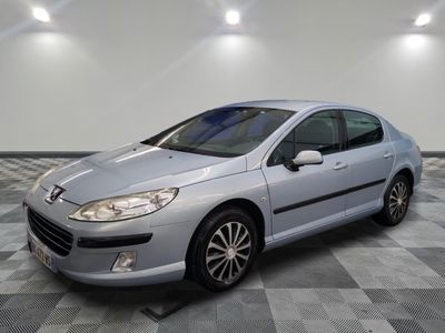 la voiture argentée est garée sur un sol en damier dans le garage
