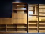 trois bibliothèques au milieu d'une pièce