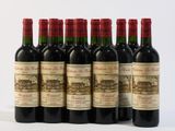 six bouteilles de vin rouge sont alignées