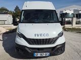 une camionnette blanche garée sur le bord de la route