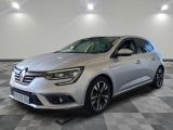 une voiture argentée garée dans une pièce au sol en damier