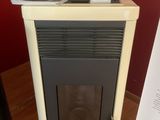 un poêle noir et blanc posé sur une table en bois