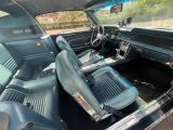 une photo de l'intérieur d'une voiture de collection