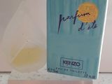 un flacon de parfum posé sur un comptoir