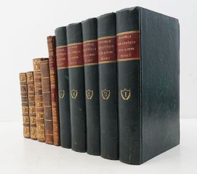 cinq vieux livres sont alignés sur une surface blanche