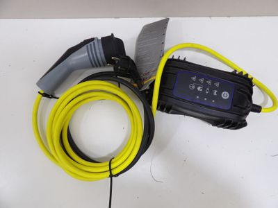 un cordon jaune relié à un chargeur noir et jaune