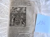 une image représentant un livre ouvert sur lequel figure la photo d'un homme