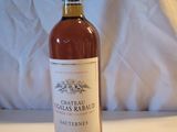 une bouteille de vin posée sur une table, avec une étiquette de prix dessus