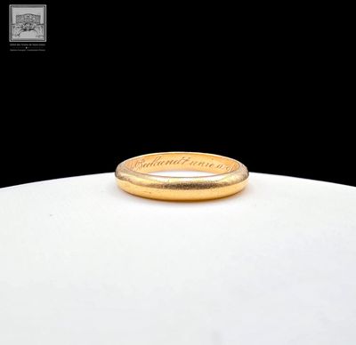 une bague en or posée sur une assiette blanche