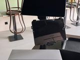 une boîte posée sur une table à côté d'un ordinateur portable